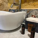 בית הארחה Atrium Experience 4*