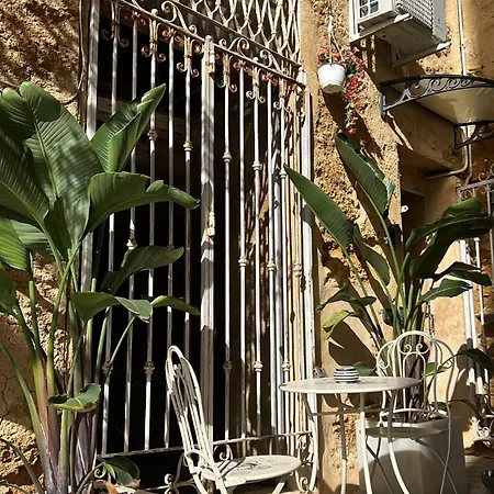 Atrium Experience ゲストハウス 4*